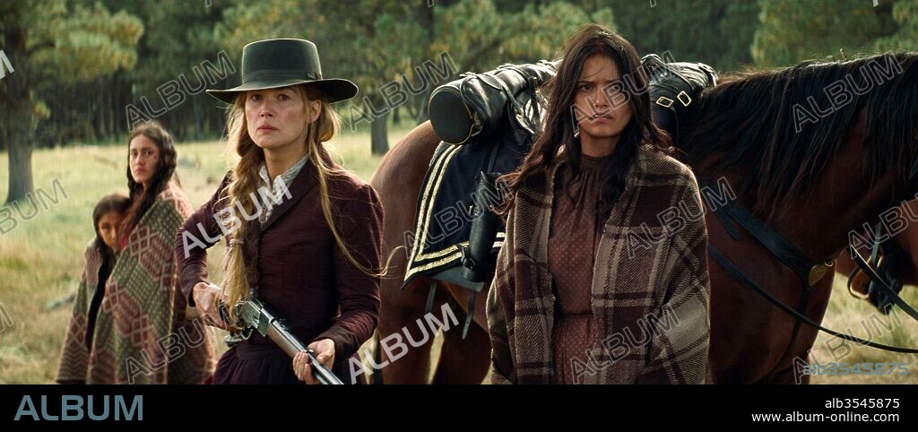 ROSAMUND PIKE and TANAYA BEATTY in HOSTILES, 2017, directed by SCOTT COOPER. Copyright Le Grisbi Productions/Waypoint Entertainment.