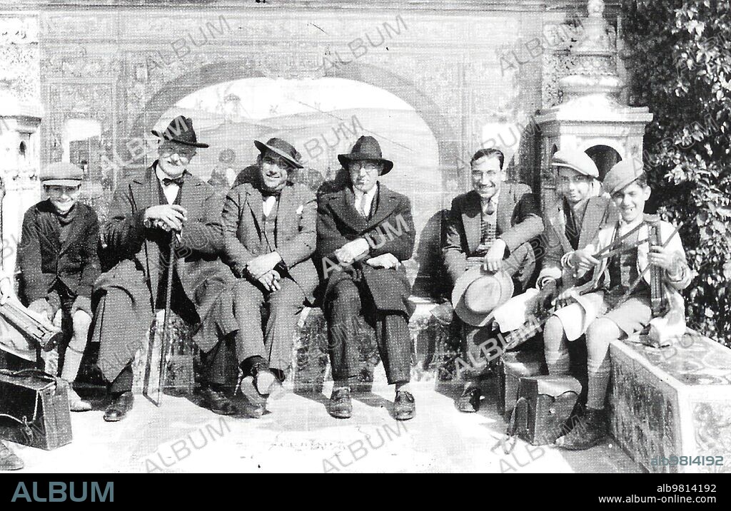 La Camara de Cecilio Sanchez del pando Inmortalizo A los Fotografos ( de izquierda A Derecha) Juan Barrera, Sanchez del Pando, Serrano y Gelan con sus Ayudantes en la plaza de America y en 1929.