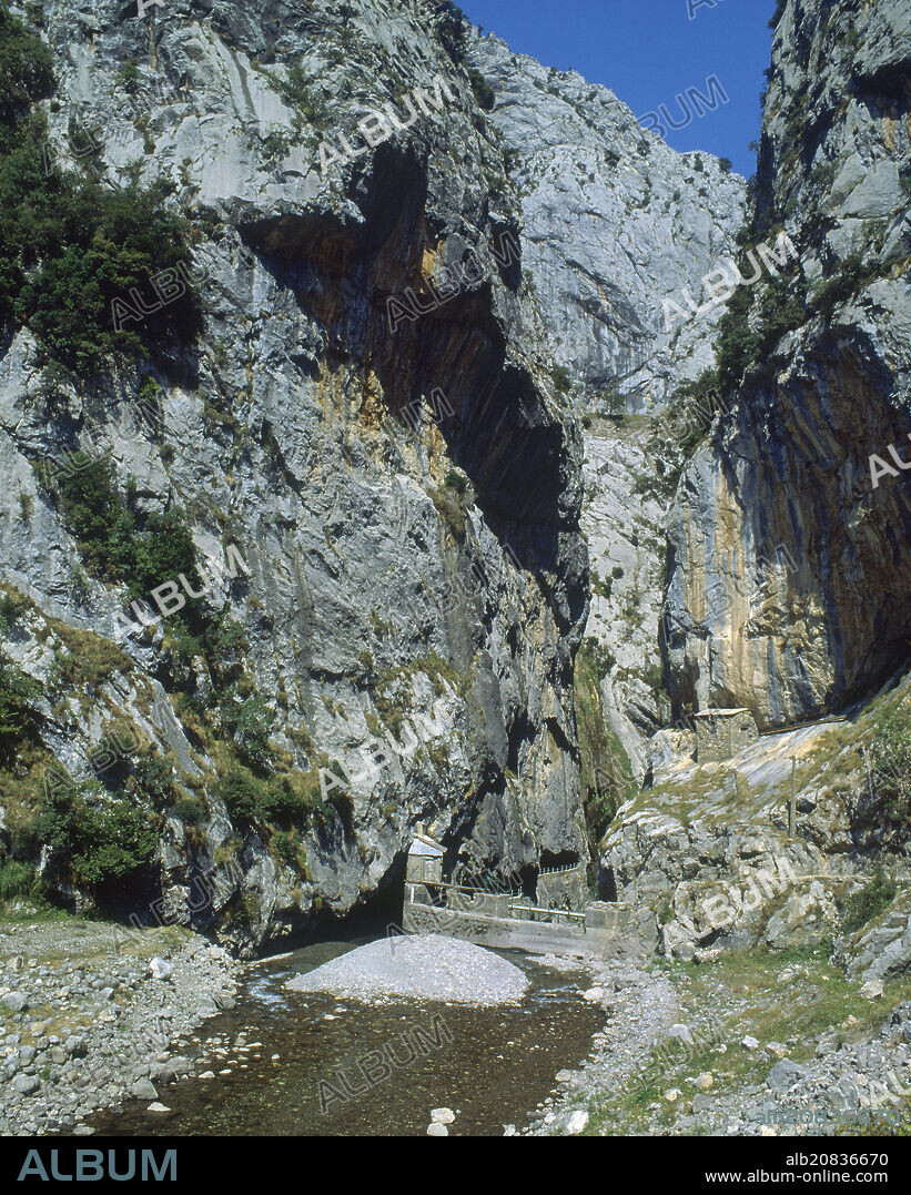 PRESA DE CAIN SOBRE EL RIO CARES - FOTO AÑOS 00 SIGLO XXI.