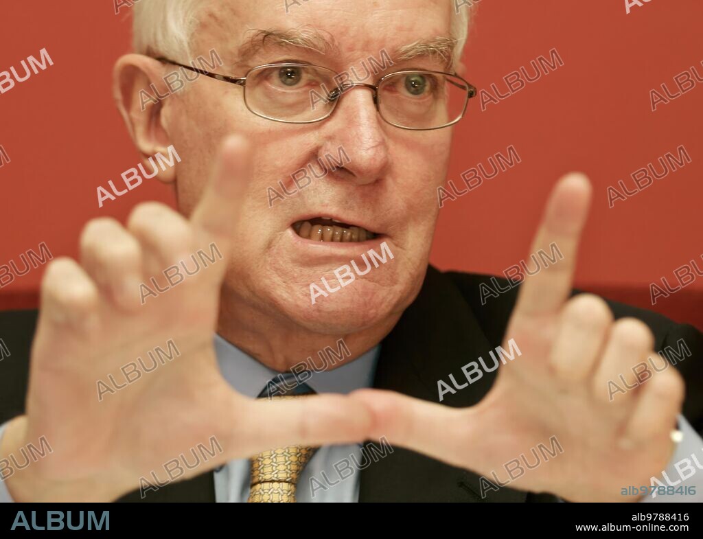 Madrid, 04/11/20004. Report from the Royal Spanish Academy. Interview with Víctor García de la Concha, director of the RAE. Photo: Ignacio Gil. ARCHDC.