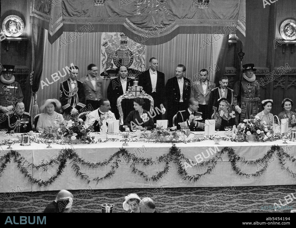 Her Majesty And The Duke Lunch At The Guidhall -- The scene at the Luncheon in the Guidhall to-day. Left to right are; the Duke of Gloucester, the Queen mother, the Lord Mayor (Sir Rupert De La Bere) her majesty the Queen, HRH the Duke of Edinburgh, the Lady Mayoress, Princess Margaret and the Duchess of Gloucester. June 12, 1953. (Photo by Paul Popper).