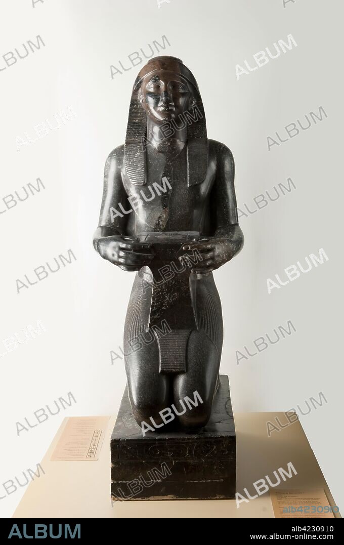 ANÓNIMO. Anónimo / 'Nectanebo I, arrodillado (Dinastía XXX)'. 380 a.C. - 362 a.C.. Piedra, 99 x 38 cm.