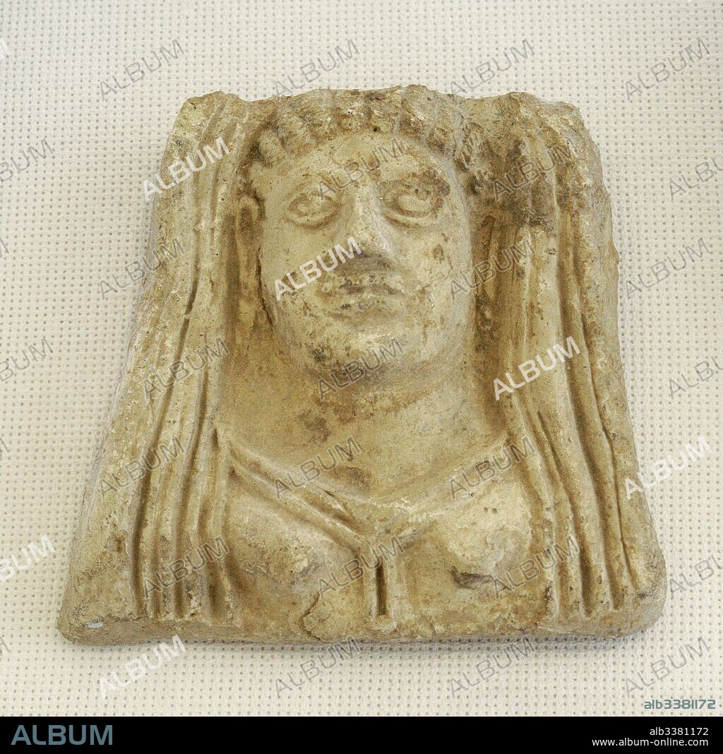 Antefija. Primera mitad siglo I d. C. Decorada con busto femenino velado, con vestido escotado (chiton), peinado con pequeñas trenzas y dos pendientes. Museo Nacional Arqueológico. Tarragona. Cataluña. España. Roman antefix. Vertical block which terminates the covering tiles of the roof. 1st century AD. Veiled female bust with chiton (low cut dres), hairstyle with braids and two earrings. Spain. National Archaeological Museum. Tarragona. Catalonia, Spain.