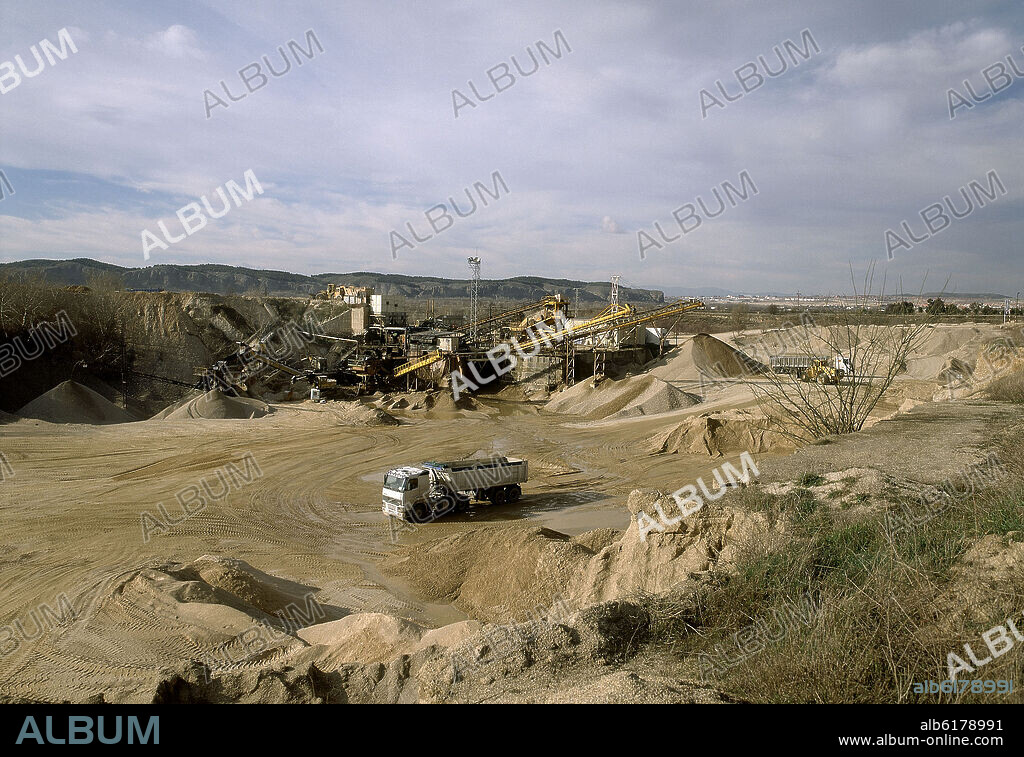 CANTERA EN EL VALLE DEL JARAMA - EXTRACCION DE ARIDOS.