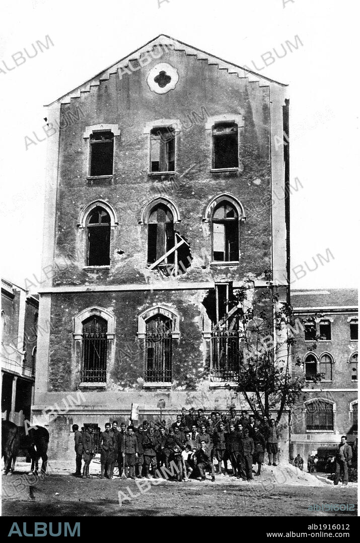 Revuelta minera en Asturias. Cuartel de Pelayo bombardeado en Oviedo. Octubre de 1934.