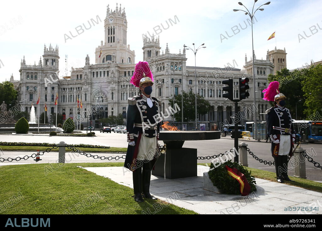 Madrid, 05/15/2021. San Isidro Festival. Floral offering tribute to the victims of Covid in the cauldron in Plaza de Cibeles by Mayor Martínez Almeida and Begoña Villacís. Photo: Jaime García. ARCHDC.