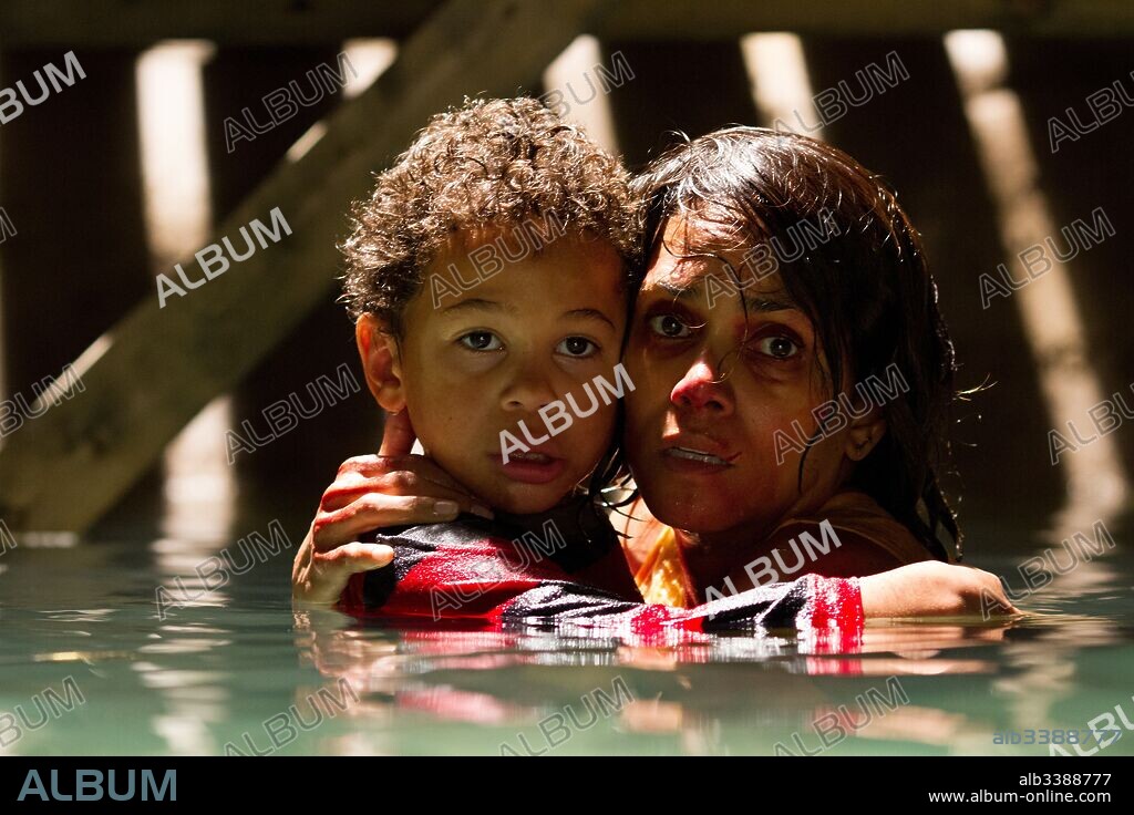 HALLE BERRY and SAGE CORREA in KIDNAP, 2017, directed by LUIS PRIETO. Copyright DI BONAVENTURA PICTURES.