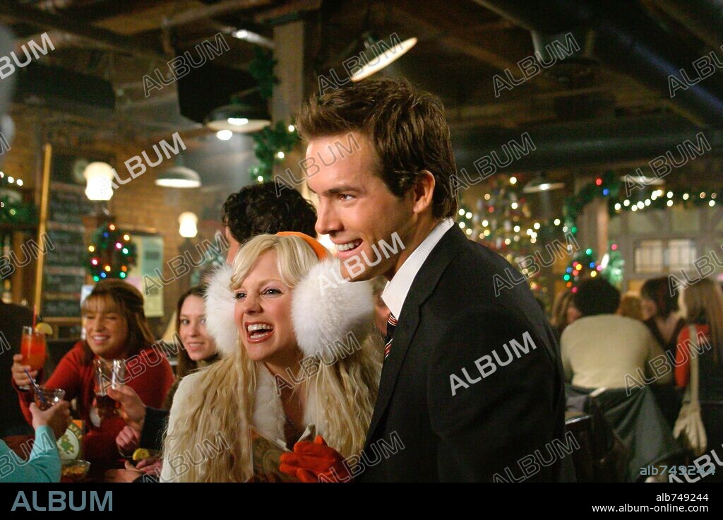 ANNA FARIS and RYAN REYNOLDS in JUST FRIENDS, 2005, directed by ROGER KUMBLE. Copyright NEW LINE CINEMA / MARKFIELD, ALAN.