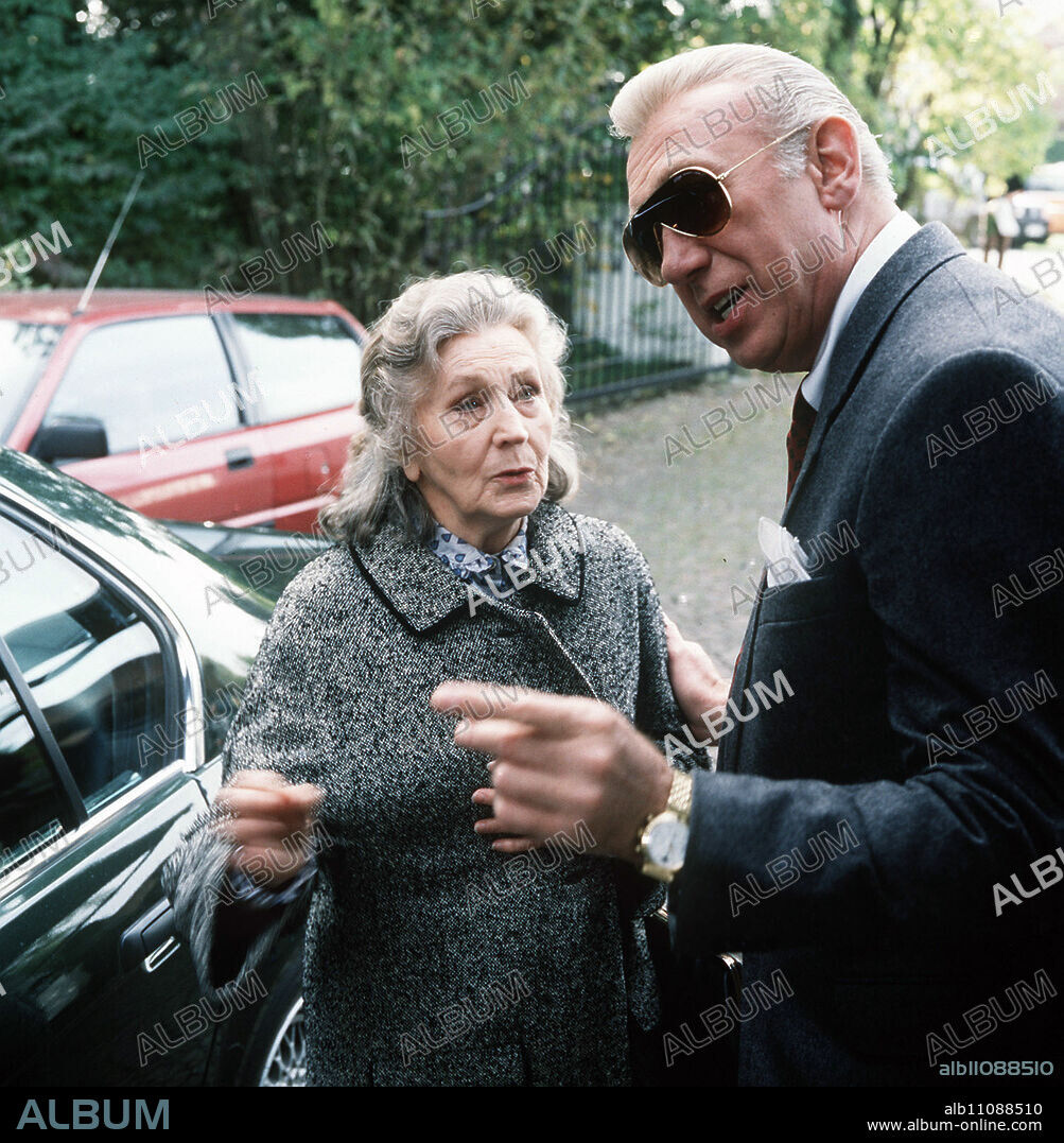 DERRICK / A Series of Beautiful Days / Pensioner Anna Beermann (KÄTHE GOLD) observes a fight in the office building opposite. Suddenly one of the two men lies motionless on the ground. She anonymously reports her observations to the police. Chief Inspector Derrick (HORST TAPPERT) confirms the information and tracks down the caller. / Headline: DERRICK / BRD 1987.