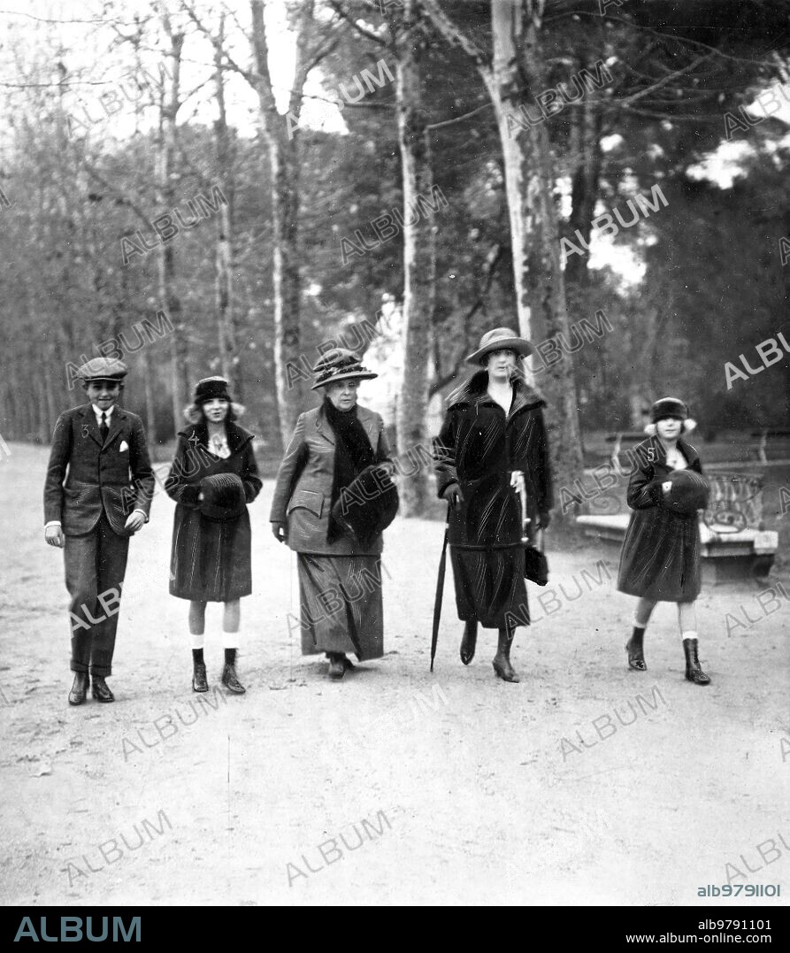 December 28, 1920. Madrid, in the Retiro park. HM Queen Victoria (1) with her mother Princess Beatrice of Battenberg (2) and Ss. Ah. the Infantes D. Jaime (3), Doña Beatriz (4) and Doña Cristina (5) during their walk yesterday.