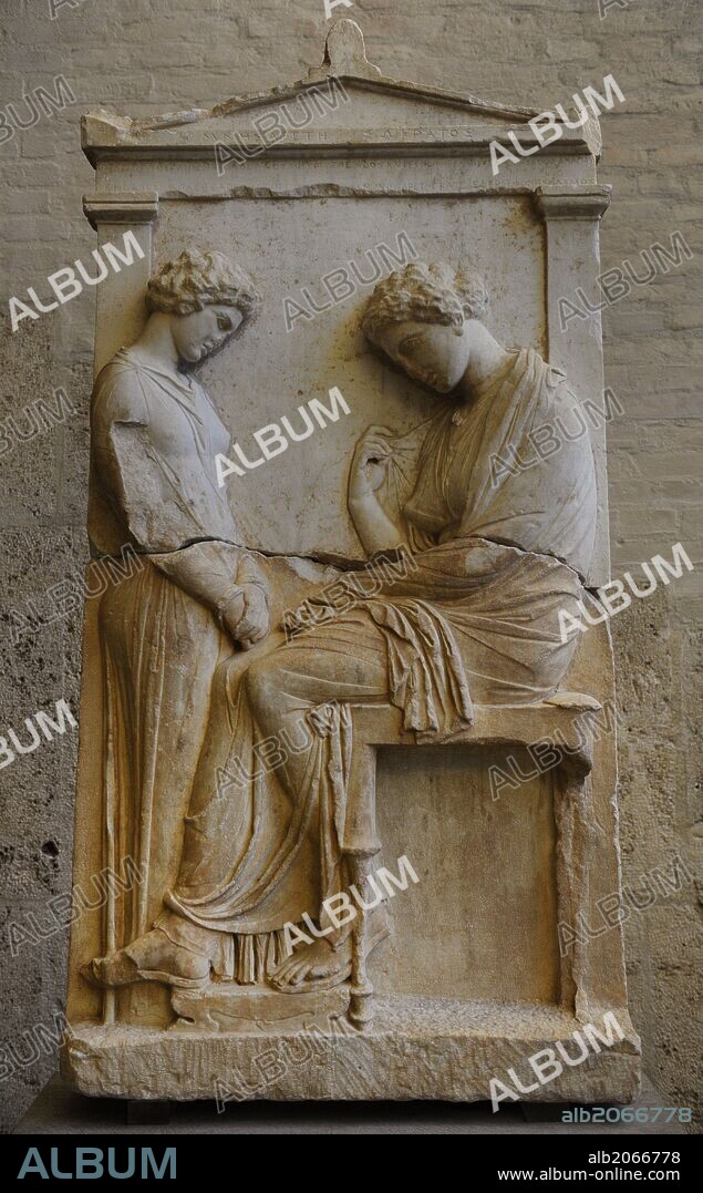 ARTE GRIEGO. EPOCA CLASICA. GRECIA. Sala dedicada a la Tumba de Mnesarete, perteneciente a una familia acomodada. S. IV a. C. Estela funeraria de Mnesarete. La mujer muerta está sentada, frente a una niña doliente. El nombre está grabado en el frontón "Mnesarete" (hija) de Sócrates ". Debajo aparece el escrito: " Deja atrás esposo, hermano y hermana, y madre de su dolor, así como su hijo y la gloria inmortal de gran virtud". Hacia el año 380 A. C. Glyptothek. Munich. Alemania. Europa.