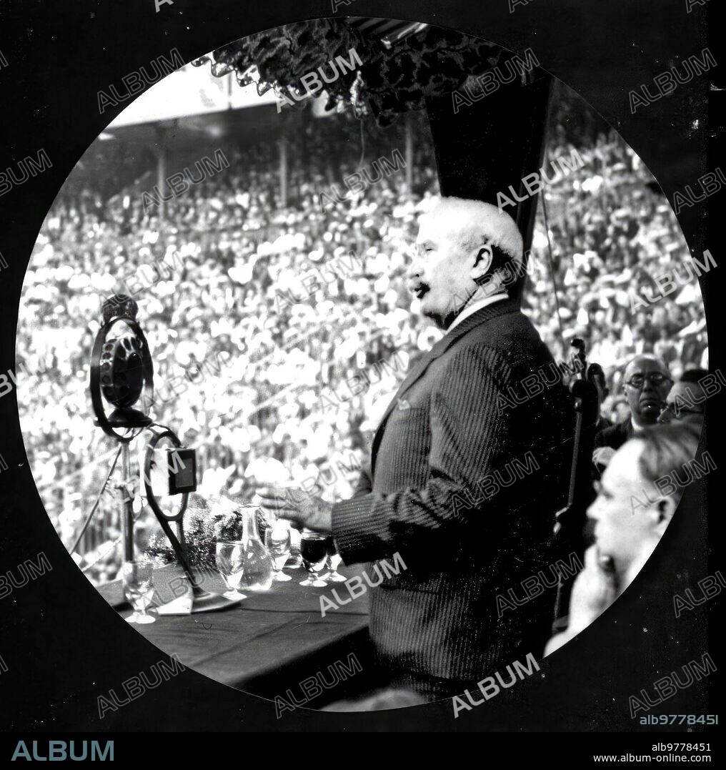 Barcelona, 1905. El político Alejandro Lerroux pronunciando un discurso en la plaza de toros de La Monumental.