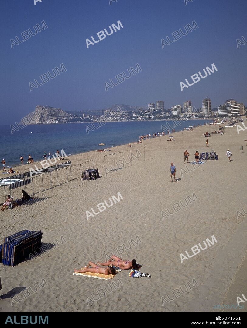 PLAYA DE BENIDORM CON TURISTAS TOAMANDO EL SOL AÑOS 80.