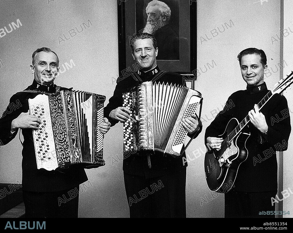 Frälsningssoldaterna Bert Andersson, Bengt Wallin och Göte Andersson framför William Booths porträtt på Frälsningsarmén, Malmö 22(2 1960.. Foto: Ture Hellström / Sydsvenskan Bild /IBL Bildbyrå.