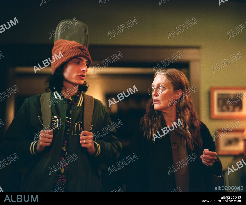 FINN WOLFHARD and JULIANNE MOORE in WHEN YOU FINISH SAVING THE WORLD, 2022, directed by JESSE EISENBERG. Copyright CAA Media Finance / Fruit Tree.