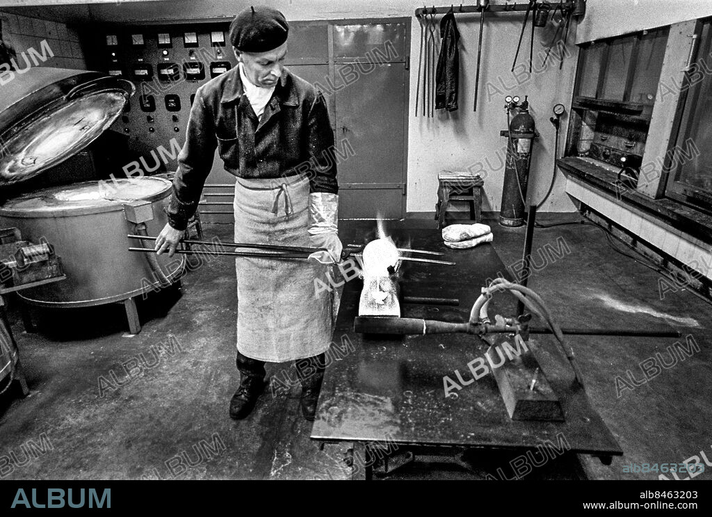 SKELLEFTEHAMN 1967.. Sven Östlund, guldgjutare på ädelmetallverket på Rönnskär (smältverk i Skelleftehamn, byggdes av Boliden AB), häller det flytande guldet ur degeln och ned i gjutformen.. Foto: Ulf Stråhle / RiR / SVT / Kod: 5600. Bild och reportage publ. i RiR 22/67 sid. 10-12, 47 inför ett radioprogram.. RiR 18599 sv/v neg  . Guldgjutning.