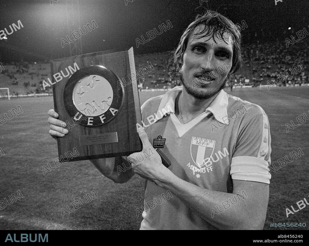 München 1975-05-30. Malmö FF i Europacupen 1978/1979.. Lagkaptenen Anders "Puskas" Ljungberg i Malmö FF håller upp andrapriset i Europacupen sedan laget förlorat finalen mot Nottingham Forest FC i München . Foto: Torbjörn Andersson / EXP / TT / Kod: 4. ** AFTONBLADET OUT **.