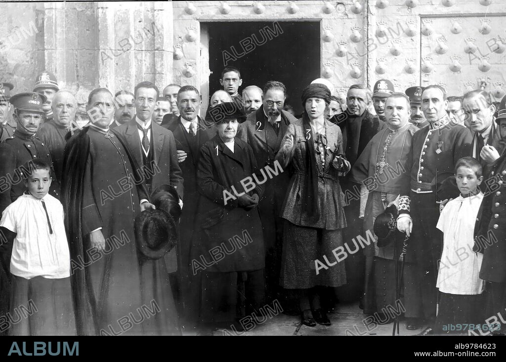 Noviembre 1922. Cuenca. Al salir de la Catedral.S.A.R. la Infanta doña Paz (1), con su Esposo, el príncipe Luis Fernando de Baviera (2), y su Hija la Infanta doña Pilar (3), Acompañados de las Autoridades Eclesiásticas, Civiles y Militares.(foto Aguilar) -.