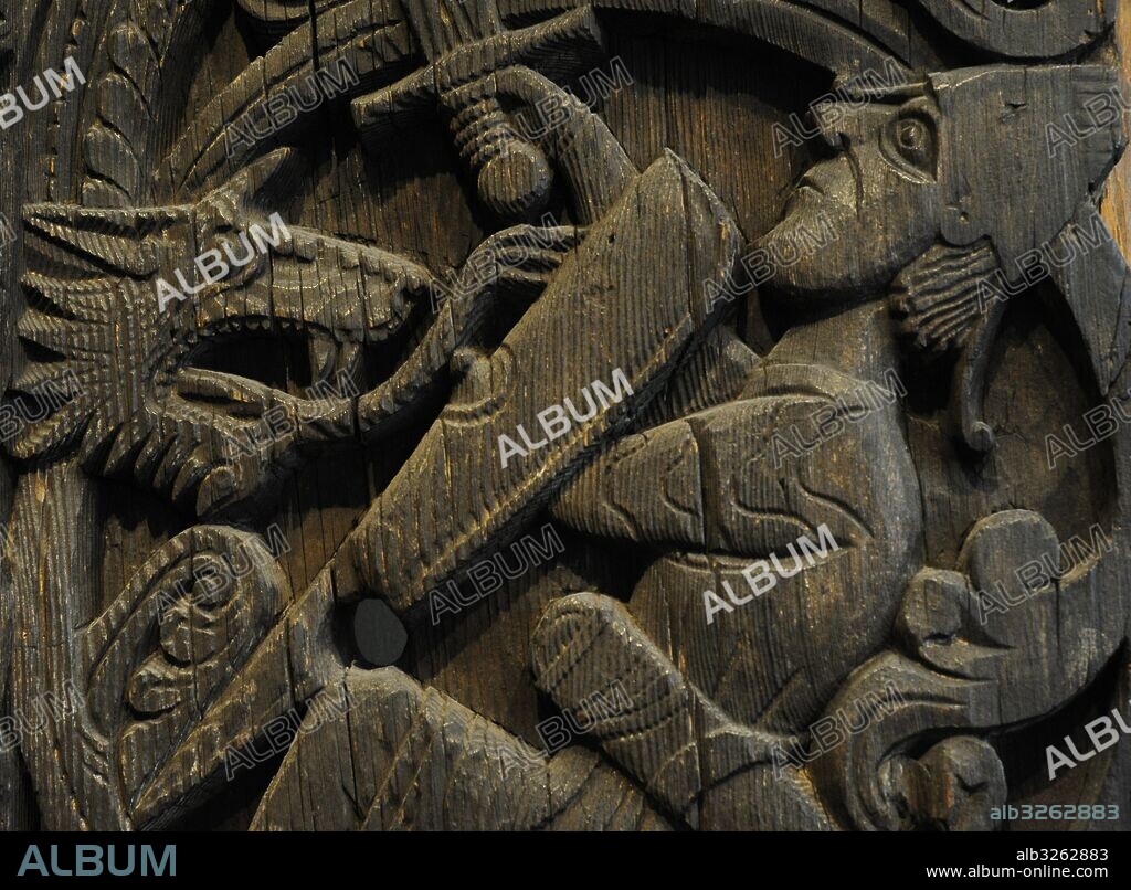 Stavkirke. Tipo particular de templos cristianos medievales construidos en madera en el norte de Europa. Portal de la iglesia de Hylestad, Setesdal, Aust-Agder. Hacia el 1200. Románica. Detalle ornamental de la historia de Sigfrido. Museo Histórico (Historical Museum). Oslo. Noruega.