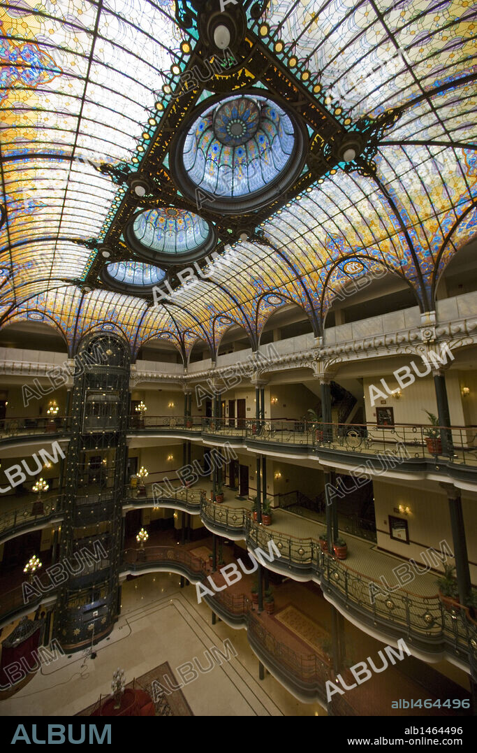 GRAN HOTEL CIUDAD DE MEXICO. Construído entre finales del siglo XIX y principios del XX. Vista del VESTIBULO con la BOVEDA DE CRISTAL, obra de Jacques GRUBER (1908). MEXICO D. F. México.
