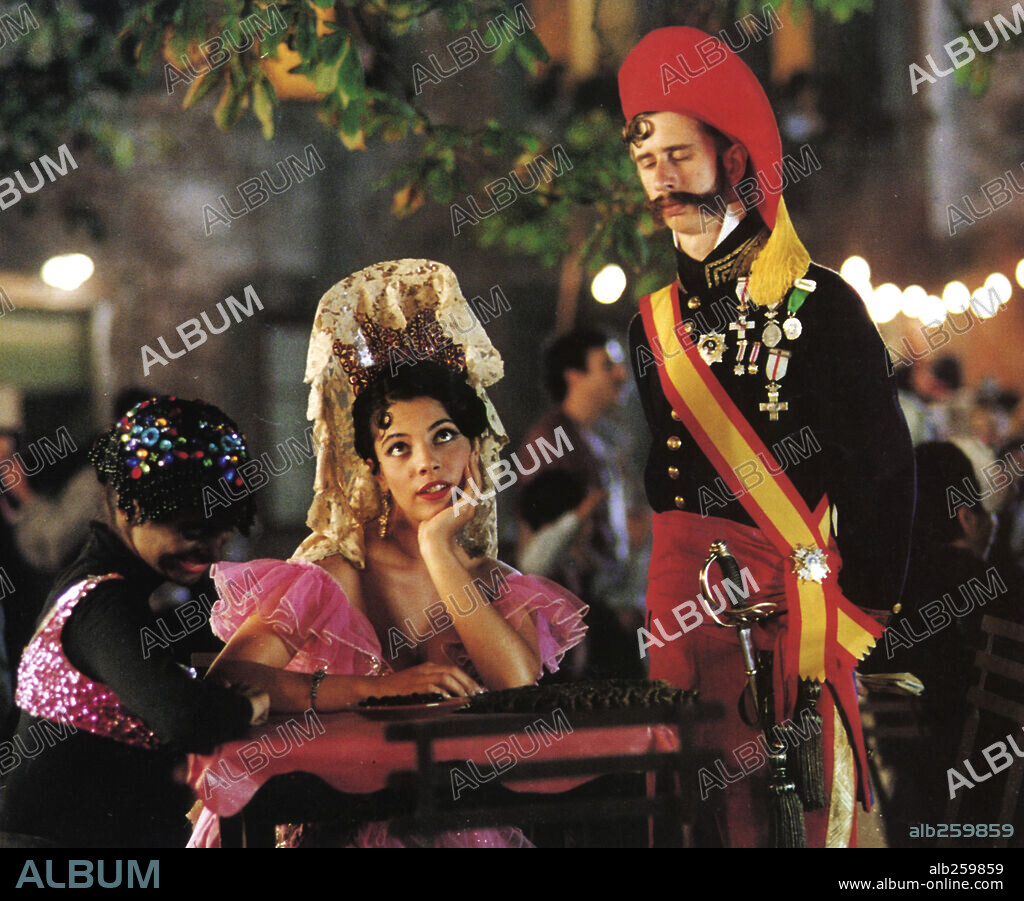 GABINO DIEGO y MARIBEL VERDU en BELLE EPOQUE, 1992, dirigida por FERNANDO TRUEBA. Copyright FERNANDO TRUEBA P.C. S.A.
