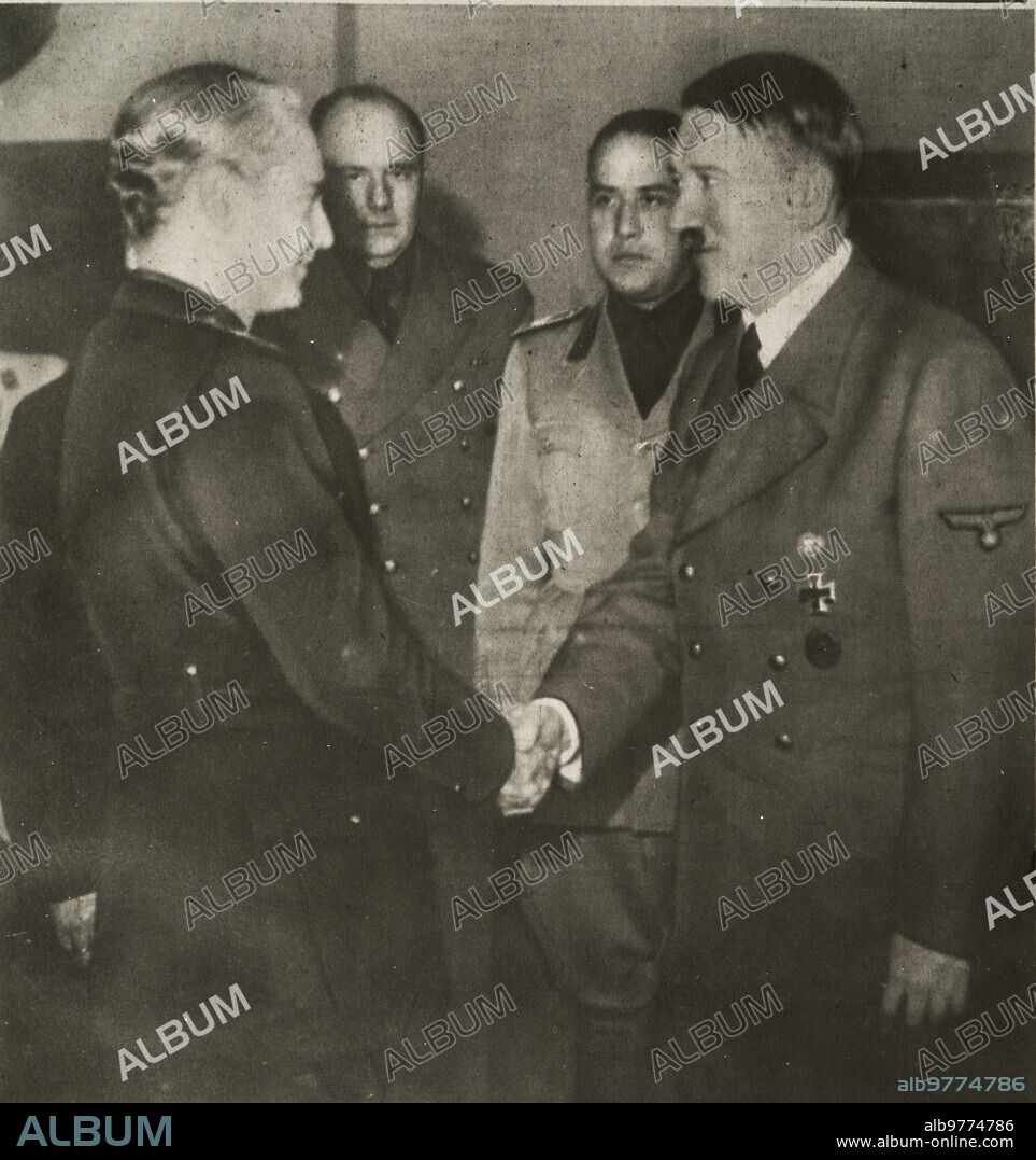 Berlín (Alemania), septiembre de 1940. Ramón Serrano Suñer se entrevista con Adolf Hitler. En la imagen el saludo entre los dos, en presencia del conde Ciano.