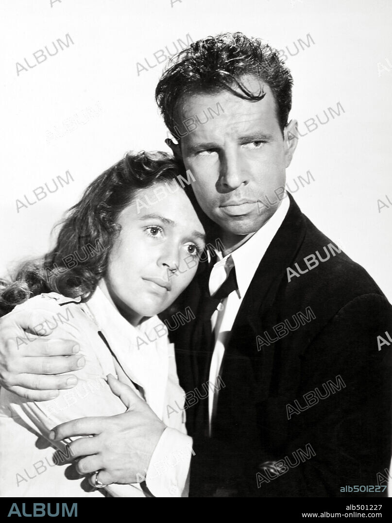 HUME CRONYN and MARY ANDERSON in LIFEBOAT, 1944, directed by ALFRED  HITCHCOCK. Copyright 20TH CENTURY FOX. - Album alb501227