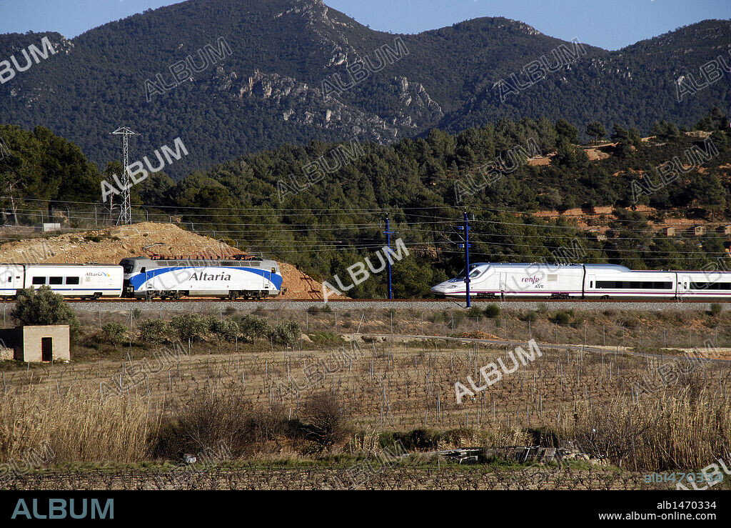 TRENES ALTARIA Y AVE (Tren de Alta Velocidad Española) circulando por los alrededores de Montblanc. Comarca de la Conca de Barberà. Provincia de Tarragona. Cataluña.
