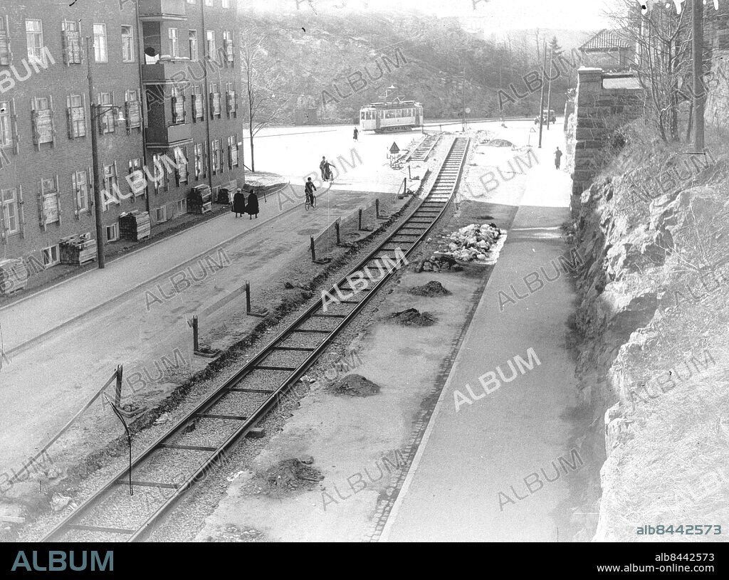Göteborg 14 maj 1942. Spårvagnsräls läggs på Per Dubbsgatan förbi Sahlgrenska Sjukhuset - i bakgrunden går spårvagnen på enkelspår mellan Linnéplatsen och Sahlgrenskas norra ingång, den s.k. Blindtarmen. Foto: Kamerareportage *** Local Caption *** GT. KAMERAREPORTAGE.