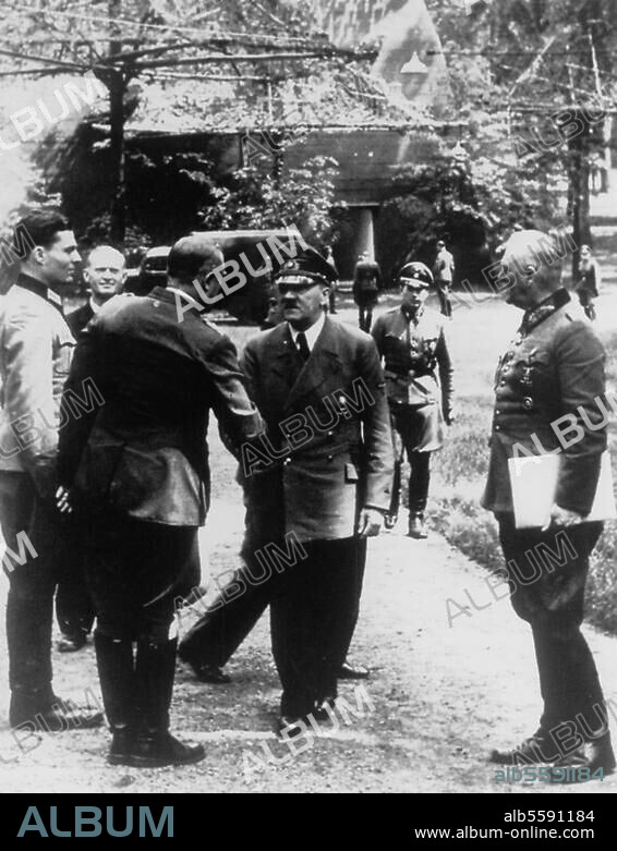 Stauffenberg, Claus Graf Schenk von Jettingen 15.11.1907 - (hingerichtet). Berlin 20.7.1944, Generalstabsoffizier, Widerstandskämpfer (Attentat auf Hitler). - Führerhauptquartier "Wolfsschanze" in Ostpreußen, 15. Juli 1944: (V. l. n. r). Stauffenberg, General Fromm, Hitler, Generalfeldmarschall Keitel. Foto.
