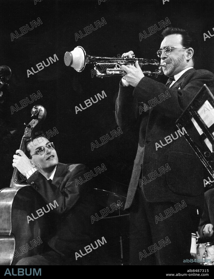 1955-04-25.. Georg Riedel, jazzmusiker (basist), tonsättare och arrangör, på cello, och Bengt-Arne Wallin, kompositör, arrangör och trumpetare, på trumpet, under en minneskonsert för Charlie Parker.. Foto: Ulf Stråhle / RiR / SVT / Kod: 5600. RiR 11702 sv/v . Mapp: RADIO-Musikbilder Georg Riedels kvartett. Trumpeter.