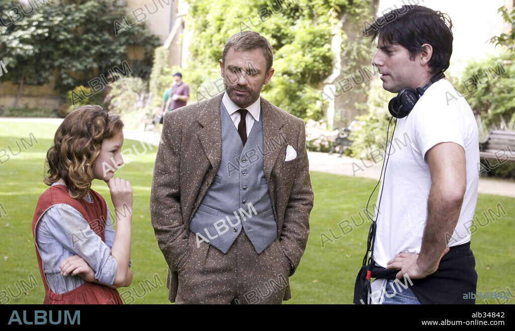 CHRIS WEITZ, DAKOTA BLUE RICHARDS und DANIEL CRAIG in THE GOLDEN COMPASS, 2007, unter der Regie von CHRIS WEITZ. Copyright NEW LINE CINEMA/SCHOLASTIC PRODUCTIONS/DEPTH OF FIELD/INGENI.