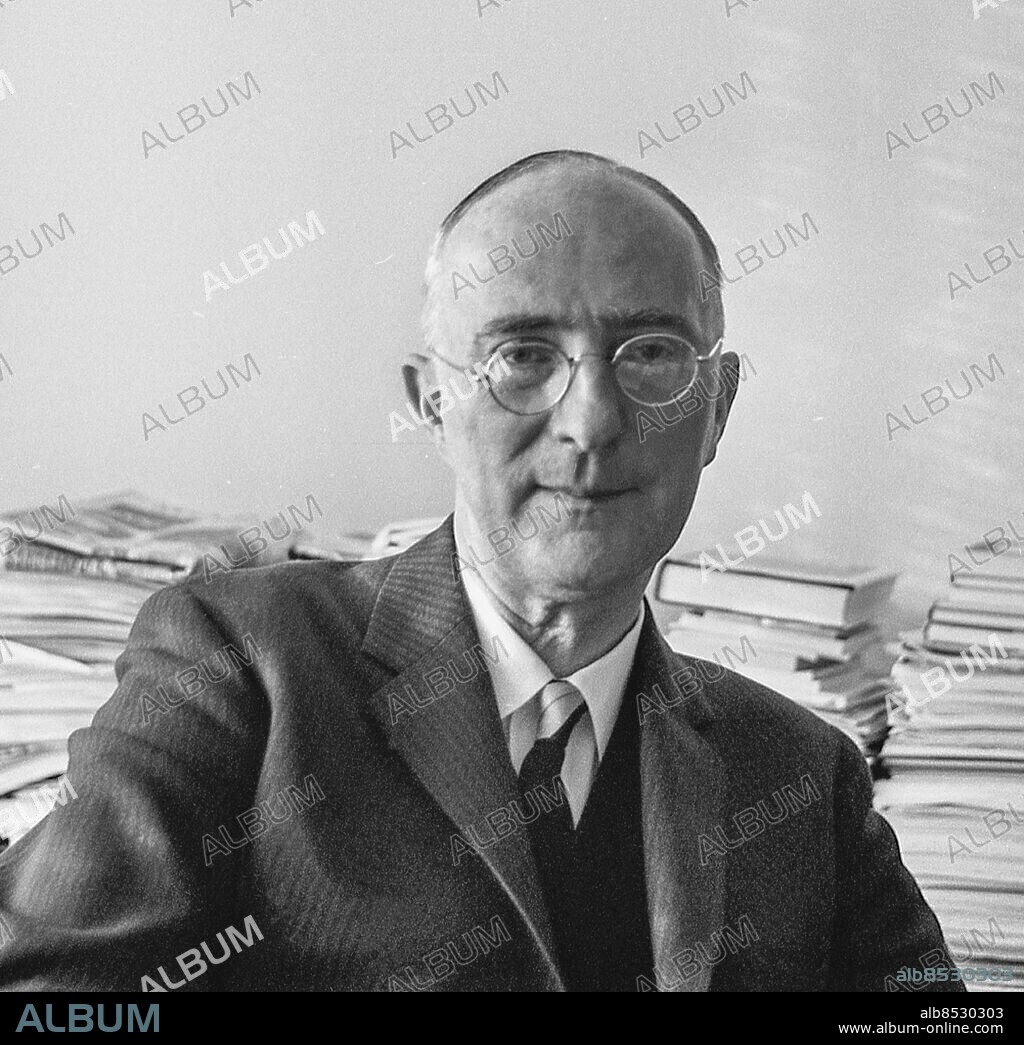 STOCKHOLM 1965-04-05. Sven Hartman rektor för NKI skolan. Foto: TT Historical / Kod:1902.