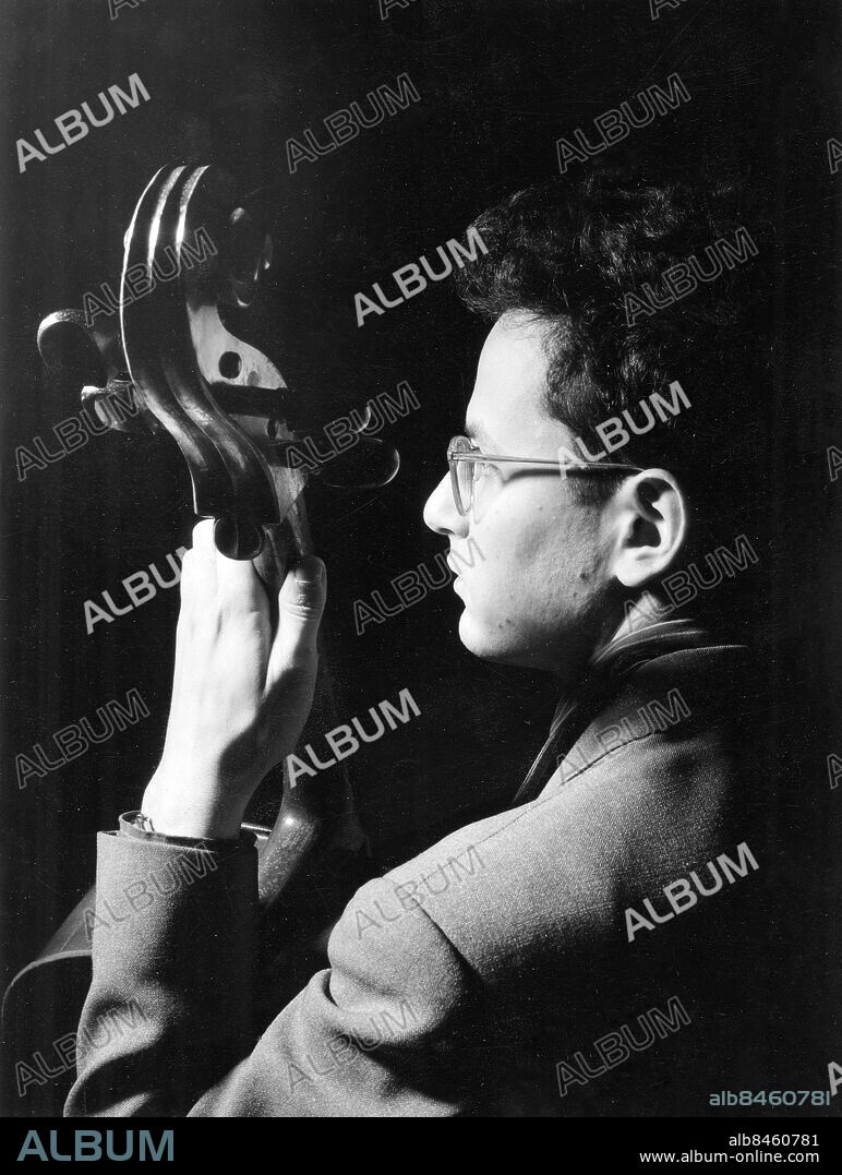 1955-02-04.. SNURRAN. Radioprogram, stor barn- och familjeföreställning arrangerad av Georg Eliasson.. Sänt 1953-02-06.. Här ses Georg Riedel, jazzmusiker (basist), tonsättare och arrangör, med en elektrisk cello.. Foto: Ulf Stråhle / RiR / SVT / Kod: 5600. RiR 11482 sv/v. Mapp: RADIO-Musikbilder Georg Riedels kvartett. Profiler.