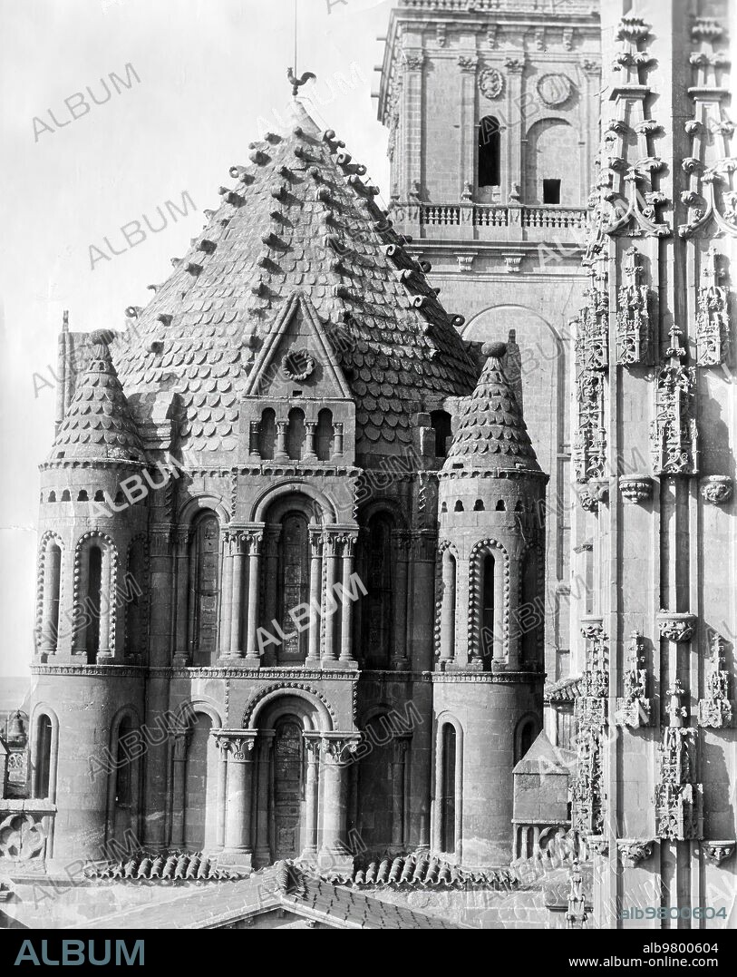 1931. TORRE DEL GALLO.-FECHA APROXIMADA.-La catedral de Salamanca se remata con la Torre del Gallo, en la imagen, que interiormente tiene una cúpula que descansa sobre un tambor de doble altura con columnas que sirven de arranque a los nervios que refuerzan la cúpula gallonada.Es una torre gótica decorada con elementos orientales de tradición bizantiza, estos se atribuyen a mozárabes venidos del sur conocedores de la arquitectura oriental.
El nombre de torre del Gallo se debe a la veleta con forma de gallo, la cual simboliza la vigilancia del alma y la llegada de cristo.