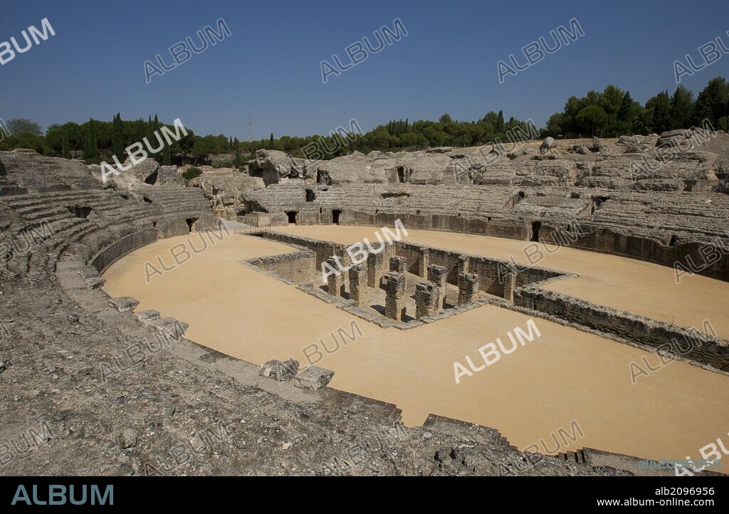 ARTE ROMANO. ESPAÑA. ITALICA. Ciudad fundada hacia 206 a. C., por iniciativa de Cornelio Escipión. Vista parcial del ANFITEATRO, ubicado en la zona Nova Urbs, es uno de los mayores del Imperio Romano. Santiponce. Provincia de Sevilla. Andalucia.