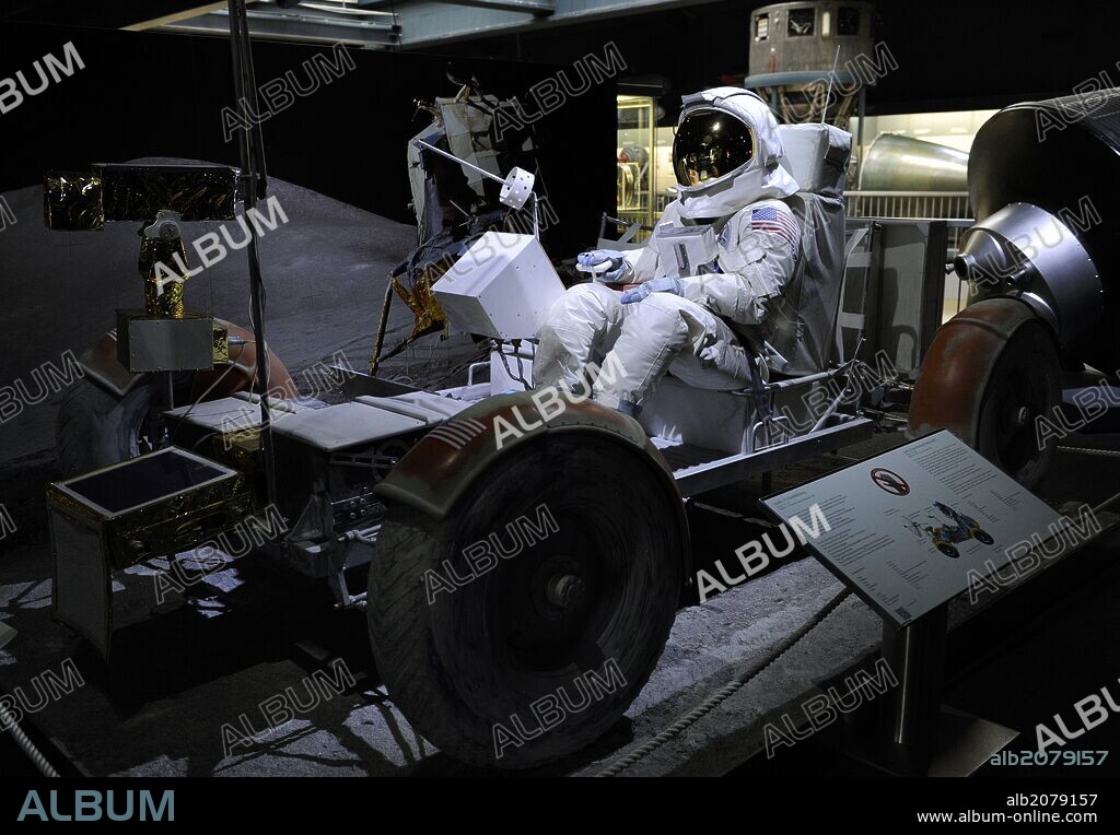 ASTRONATICA. "LUNAR ROVING VEHICLE", también llamado LRV, rover lunar o molabs. Vehículo todoterreno utilizado por los astronautas de la misión Apolo 15, 16 y 17. La réplica muestra la misión Apolo 15 con el astronauta James Irvin delante del monte. Hadley y el módulo lunar. Boening. USA. 1971. Deutsches Museum (Museo de la Ciencia y la Tecnología). Munich. Alemania. Europa.