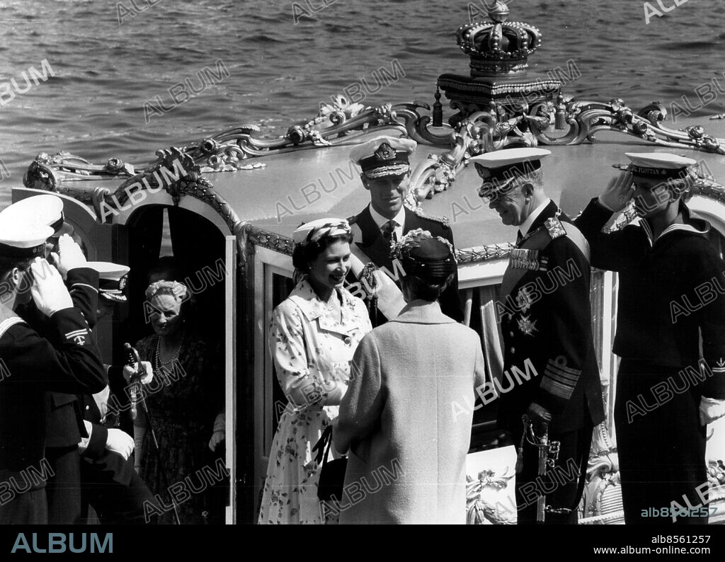 Stockholm 1956-06-08. Drottning Elizabeth II tar sitt första steg på svensk jord och blir välkomnad av kung Gustaf VI Adolf och drottning Louise på Logårdstrappan under statsbesöket. Prins Philip i bakgrunden. Foto: Gunnar Lantz / SvD / TT / kod 12014.