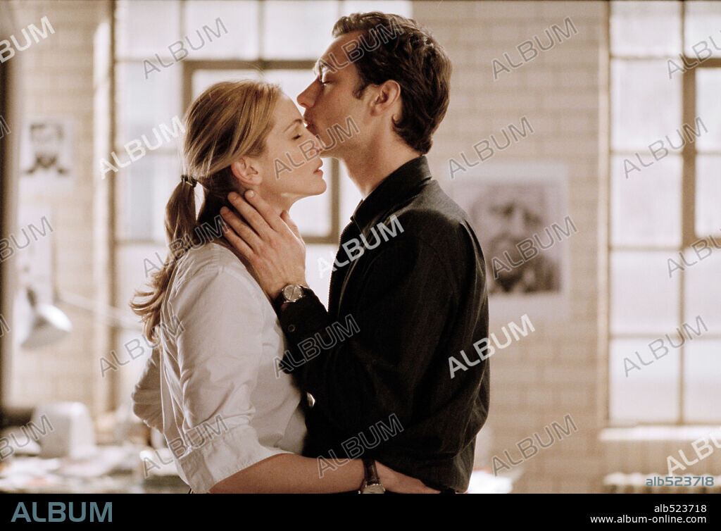 JUDE LAW and JULIA ROBERTS in CLOSER, 2004, directed by MIKE NICHOLS. Copyright COLUMBIA PICTURES / COOTE, CLIVE.