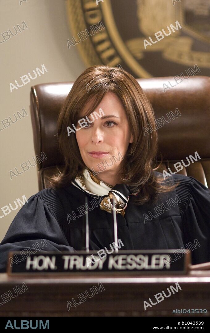 JANE KACZMAREK in RAISING THE BAR-TV, 2008, unter der Regie von STEVE BOCHCO. Copyright STEVEN BOCHCO PRODUCTIONS.