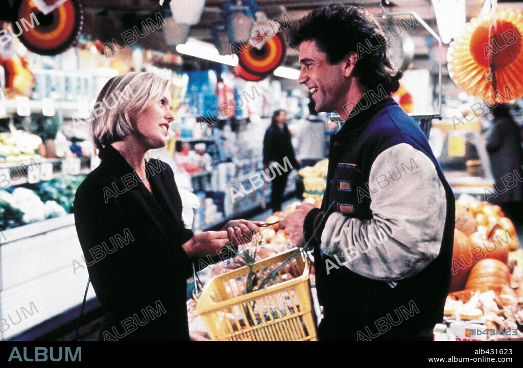 MEL GIBSON and PATSY KENSIT in LETHAL WEAPON 2, 1989, directed by RICHARD DONNER. Copyright WARNER BROTHERS.