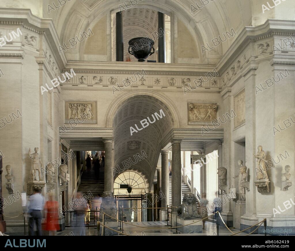 SALA DE CRUZ GRIEGA, ALBERGA DOS COLOSALES SARCOFAGOS DE PORFIDO ROJO, EL DE SANTA ELENA, MADRE DE CONSTANTINO Y EL DE CONSTANTINA, HI.