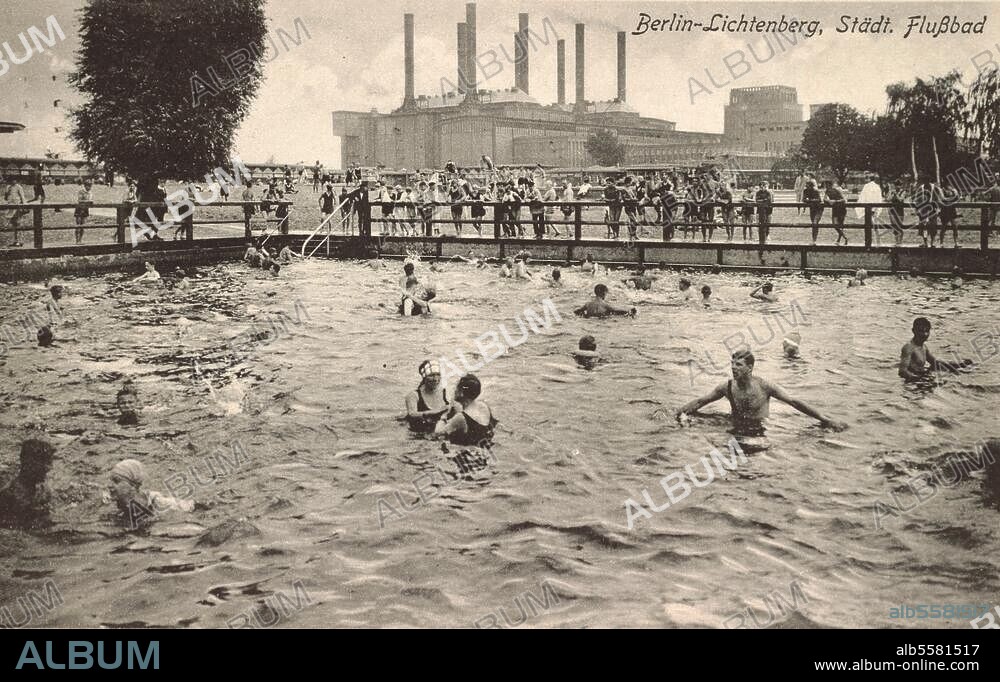 Berlin-Lichtenberg, Städtisches Flußbad. Ansicht des Schwimmbeckens. Fotopostkarte, Poststempel: 1928.