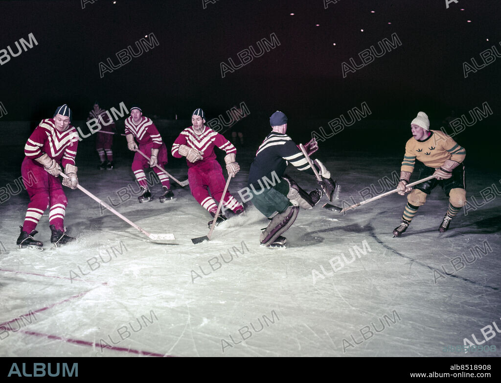 STOCKHOLM 1957-12-10. Tre Kronors Sigge Bröms t. h. oroar framför det sovjetiska målet som försvaras av fr . v. Nikolaj Sologubov, ?, Aleksej Gurysjev, Ivan Tregubov, och målvakten Evgenij Erkin, i en ishockeylandskamp mellan Sverige och Sovjetunionen på Johanneshovs Isstadion i Stockholm 10:e december 1957. Sovjet vann matchen med 7-3.. Foto: Bertil Stilling / Expressen / TT / Kod: 40. **AFTONBLADET OUT**.