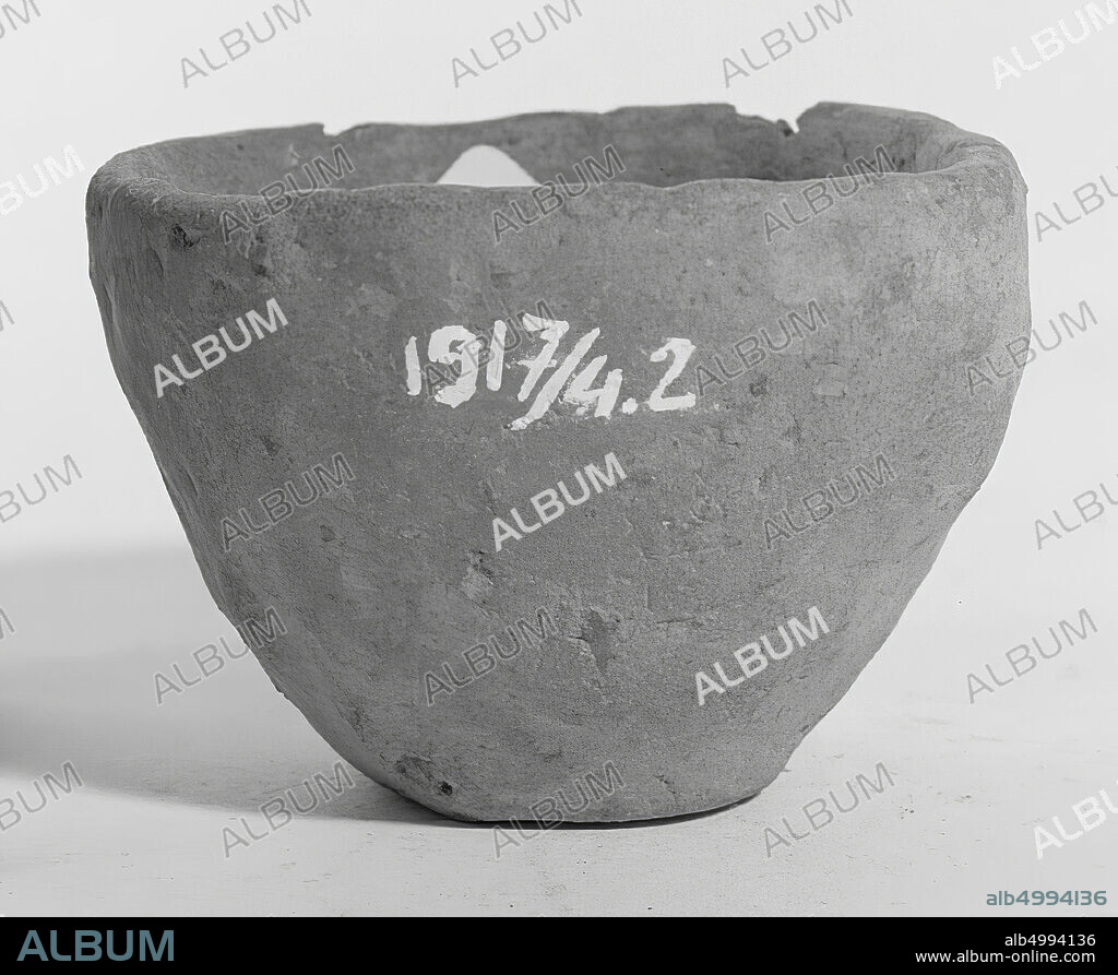 Pottery supplement. Chips from the rim, bee pot, pottery, h: 4,8 cm, diam: 6,6 cm, prehistory -1200.