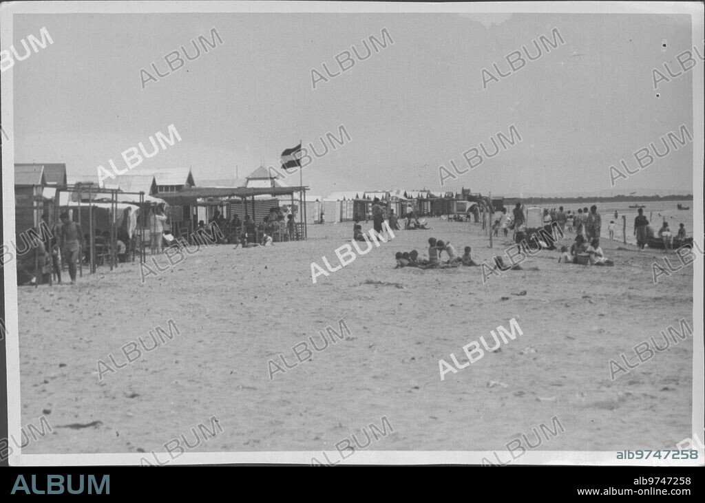 1950. Vista parcial de la playa de La "Puntilla", puerto de santa María, Cádiz.