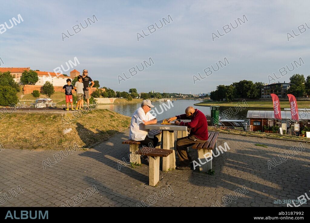 partida de ajedrez junto al rio Vistula, Cracovia, voivodato de Pequeña Polonia,Polonia,  eastern europe.