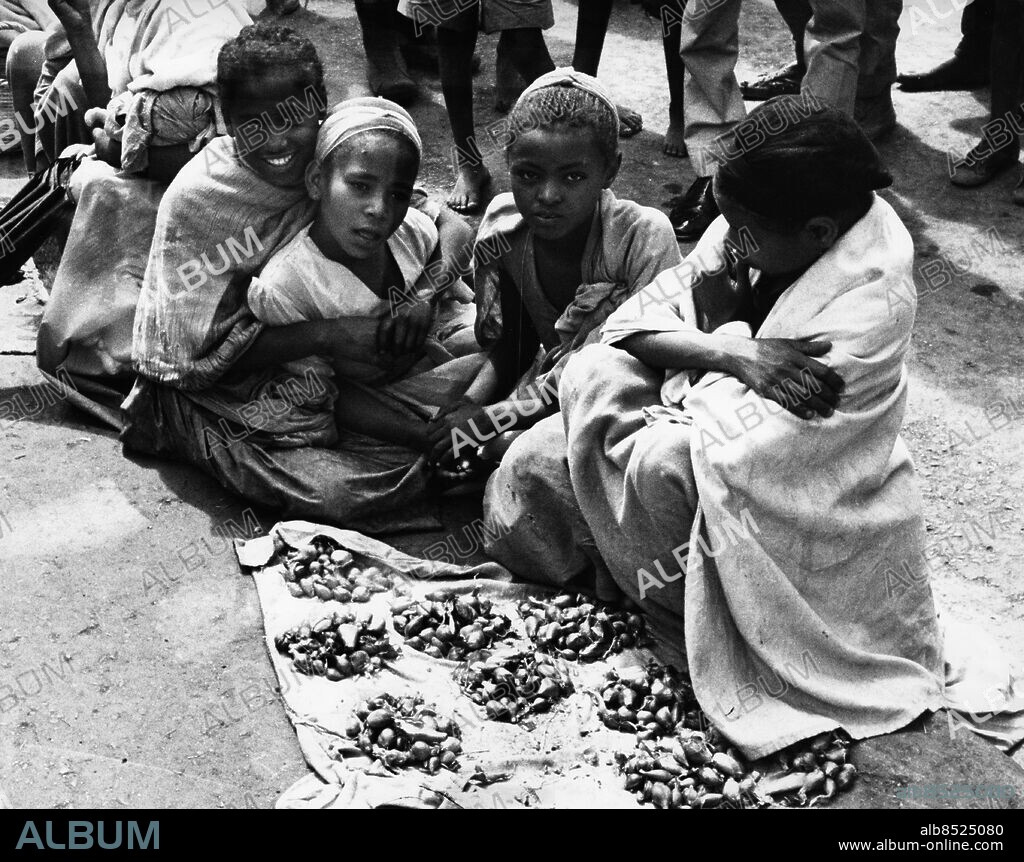 ARKIV ETIOPIEN 1963.. En svensk Afrikaexpedition som består av åtta män från Sveriges Radios Just nu-redaktion befinner sig i Etiopien. Här sitter några afrikanska barn och säljer något på en marknad. Expeditionen ligger till grund för en artikelserie i Röster i radio-TV av naturkännaren och författaren Nils Linnman.. Foto: Jarl Ekenryd / SVT Bild / Kod: 5600. RiR sv/v 17094. RiR nr. 20/71, 36/76, 43/80. Mapp: TV Afrika I. TV Rep.
