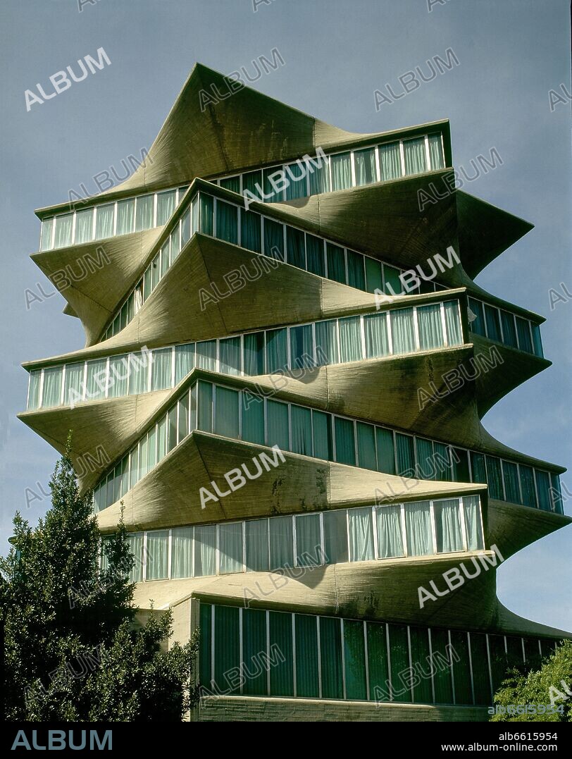 MIGUEL FISAC. EDIFICIO LA PAGODA SITUADO EN LA AVENIDA DE AMERICA SEDE DE LOS LABORATORIOS JORBA CONSTRUIDO ENTRE LOS AÑOS 1965-1970 FUE DERRUIDO EN E.