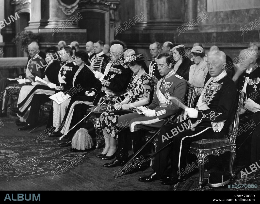 ARKIV STOCKHOLM 19380603.. Te Deum hålls i Slottskapellet med anledning av prinsessan Désirées födelse. Sittande från vänster prins Carl, prinsessan Ingeborg, kronprins Gustaf Adolf, ärkehertiginnan Victoria-Adelheid av Sachsen-Coburg, kung Gustaf V, kronprinsessan Louise, prins Gustaf Adolf och prins Eugen.. Foto: AB Text & Bilder / SVT / Kod: 5600. Mapp: Prinsessan Désirée födelse och dop 1938 K 86E. På rad.